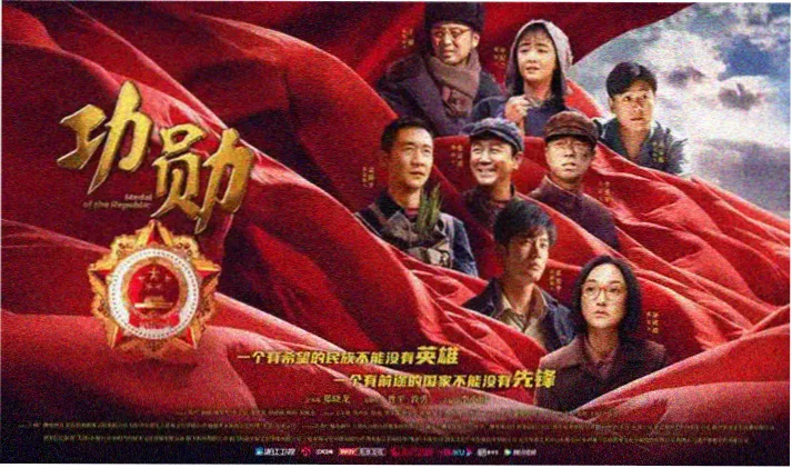 暖房剧志第二帧视觉：灰白花架上排列的剧集卡片与黄铜标签